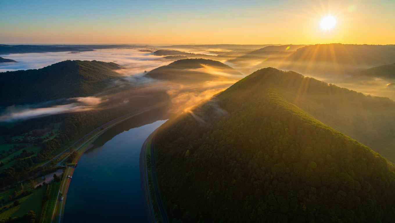 Malerische Landschaft Deutschlands — Rhein und Wälder bei Sonnenaufgang