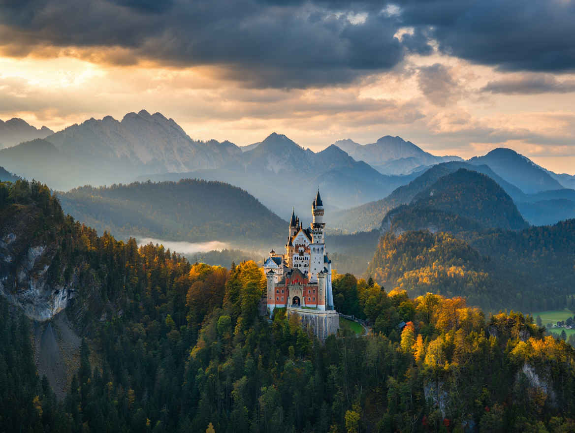 Neuschwanstein Schloss und Bayerische Alpen im Herbst